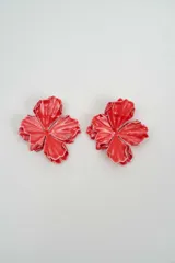 Par de caravanas con diseño de flor de gran tamaño, con pétalos ondulados en color rojo con bordes en tono claro.