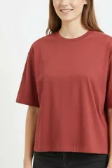 Remera negra de algodón de corte ancho y corto, con mangas cortas y cuello redondo a la base.