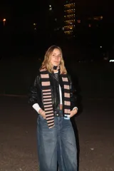 Bufanda tejida a rayas horizontales en tonos marrón, beige y rojo.