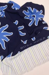 Pareo de viscosa con diseño a rayas verticales en tonos azul marino, azul claro, celeste, verde lima y blanco.