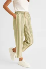 Pantalon de lino con diseño de rayas verticales en tonos verde y beige, de corte recto y cintura elástica con cordón ajustable.