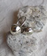 Anillo abierto de alpaca plateada con dos esferas en los extremos.