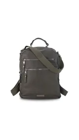 Mochila color beige de símil cuero con doble apertura superior con cierre. Incluye dos bolsillos al frente con cierres metálicos, asa rígida de mano y correa de galón. En la espalda correas de galón regulables.