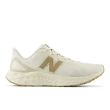 Championes New Balance Arishi V4, color crema con logo en color beige.