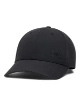 Gorra Under Armour de perfil bajo y color negro, con panel frontal estructurado, visera curva y logo de la marca en el lateral. Incorpora tecnología UA Storm repelente al agua y tejido elástico ajustable.