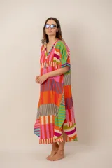 Vestido largo colorido con estampado geométrico de rayas en bloques, escote en V con botones frontales y mangas cortas holgadas.