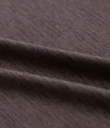 Remera deportiva masculina de manga corta con cuello redondo, confeccionada en tejido técnico con tecnología Dry para mayor transpirabilidad. Presenta detalles reflectantes en los hombros y un diseño liso en color verde melange.