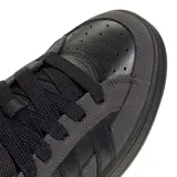 Championes Adidas Campus 00S, color negro con detalles en gris. Presentan las tres tiras características de la marca en cuero negro.