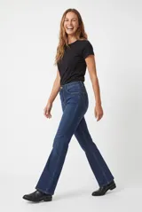 Jean flare negro de tiro alto, confeccionado en denim con bolsillos clásicos y cierre frontal de botón y cremallera.