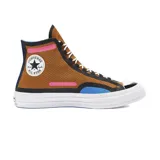 Championes Converse Chuck 70 Trail de caña alta, con diseño inspirado en el senderismo. Presenta una capellada de malla color marrón con detalles en rosa y azul, puntera de goma blanca y suela de plataforma.