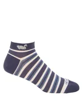 Calcetín corto para hombre con diseño de rayas horizontales en tonos azul y beige. Presenta un pequeño logo bordado en el tobillo y detalle en la puntera.