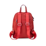 Mochila roja de nylon resistente con detalle en simil cuero. Tiene cierre principal, bolsillo frontal, bolsillo trasero con cierre y bolsillos laterales. Las correas son a tono.