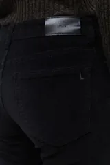 Pantalón negro de pana de corte recto.