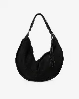 Bolso tipo hobo de gran tamaño, confeccionado en gamuza negra con detalles de costuras artesanales y tientos decorativos en los bordes. Cuenta con un asa trenzada con pespuntes a mano y cierre superior.