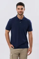 Remera polo lisa de piqué en color bordó, con cuello camisero, cierre frontal con botones y mangas cortas.