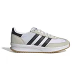 Championes Adidas Run 70s de estilo retro, con exterior textil blanco, detalles en gamuza beige y las icónicas tres tiras laterales en negro. Cuenta con mediasuela Cloudfoam para mayor amortiguación y suela de caucho color caramelo.