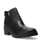 Bota de caña baja marca Bottero, confeccionada en cuero negro con textura granulada. Presenta un cierre lateral metálico, puntera redondeada y suela con plataforma dentada y taco cuadrado.