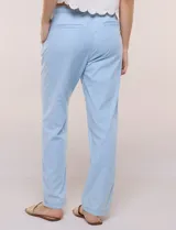 Pantalón de algodón color beige de corte recto, con pretina elastizada, cordón de ajuste y bolsillos laterales.