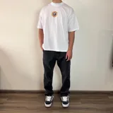 Jean de corte recto con acabado lavado en tono gris oscuro, confeccionado en denim resistente con diseño de cinco bolsillos.