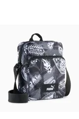 Morral Puma AOP modelo 091489, color gris y negro con estampado gráfico integral de temática futbolera en blanco y negro, bolsillo frontal con cierre, correa ajustable y asa de mano superior.