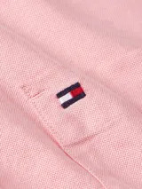 Camisa rosa de algodón Oxford, corte regular, manga corta y cuello abotonado.