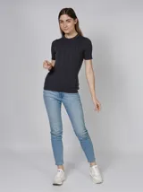 Remera negra de punto acanalado con cuello redondo y mangas cortas.