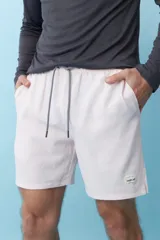 Short de baño con diseño de rayas verticales finas en color blanco y rosado, con cintura elástica, cordón ajustable y parche decorativo en el ruedo.