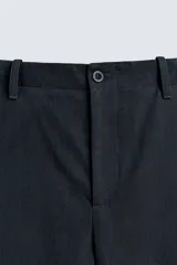 Pantalón de corte balloon fit confeccionado en una mezcla de lyocell y algodón. Presenta cierre frontal con cremallera y botón, bolsillos laterales y bolsillos traseros de vivo.