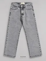 Pantalón jean recto color gris claro con efecto acid wash y textura sutil, de corte regular y diseño clásico con bolsillos delanteros y traseros.