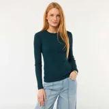 Sweater de punto acanalado con cuello redondo y mangas largas, de ajuste entallado.