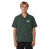 Camisa de manga corta color verde militar, con cuello cuban, cierre frontal de botones y un pequeño parche estampado en el pecho.