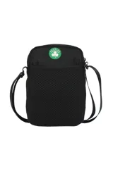Morral deportivo negro con detalles en verde, con compartimento principal con cierre y bolsillo frontal. Incluye el logo de los Boston Celtics en la parte superior y el logo de la NBA en la parte inferior. Cuenta con correa regulable y un llavero colgante con el logo de la NBA.