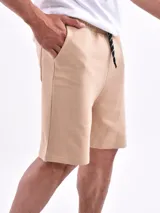 Bermuda de algodón color azul marino, con cordón ajustable blanco y bolsillos laterales.