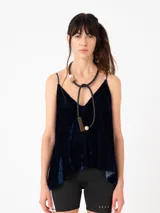 Top azul marino de terciopelo con breteles finos y escote en V.