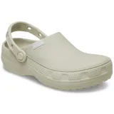 Zueco Crocs modelo Classic Crafted, color marrón, con capellada de lona textil y suela de material Croslite. Cuenta con correa de talón pivotante y diseño clásico de la marca.