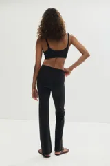 Leggings de deporte negros de tiro alto y piernas acampanadas, confeccionados con tejido funcional SculptMove y tecnología DryMove.
