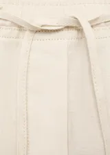 Pantalón recto de lino color beige, con cintura elástica y cordón ajustable.
