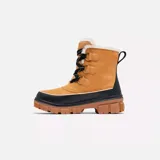 Bota de invierno Sorel modelo Tivoli V, confeccionada en gamuza impermeable color curry con refuerzos de goma negra en la base y el talón. Presenta interior forrado en piel sintética, cierre con cordones y suela de goma dentada color marrón.