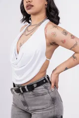 Top negro con escote drapeado tipo halter y espalda descubierta.