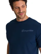 Remera de manga corta color azul marino con cuello redondo. Presenta el logo de la marca estampado en el pecho y una etiqueta pequeña con el logo en el dobladillo inferior.