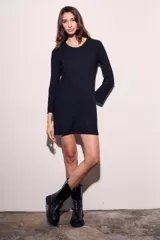 Vestido corto negro de viscosa con elastano, corte recto y mangas largas.