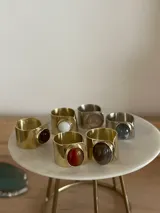 Anillo regulable hecho a mano en bronce, con diseño ancho y piedra de ágata incrustada.