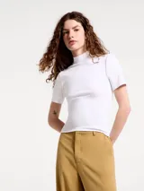 Blusa de cuello alto y manga corta, confeccionada en tela acanalada de ajuste entallado.