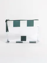Bolso tipo tote grande, resistente al agua, con diseño de rayas verticales rojas y blancas. Cuenta con asas largas de hombro, cierre superior y parche de cuero con logo grabado. Incluye neceser transparente a juego con base y detalles a rayas.