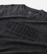 Remera de algodón con efecto lavado, corte boxy, cuello redondo y manga corta. Presenta un lettering 'Outcast' grabado en el frente con relieve tonal.