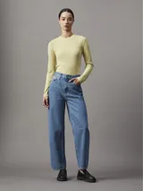 Top de manga larga color verde claro, de corte ajustado y tejido acanalado semitransparente. Tiene cuello redondo y logo bordado en el bajo.