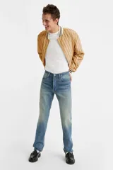 Jean de corte regular con tiro medio y pierna recta, confeccionado en denim de algodón con un ligero toque de elastano. Presenta un lavado azul medio con efecto desgastado.