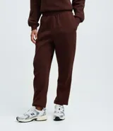 Pantalón jogger de corte holgado confeccionado en tejido fleece color beige, con cintura elástica y puños ajustados en el bajo. Cuenta con bolsillos laterales.