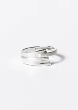 Anillo ancho de plata 925 con diseño geométrico y textura cepillada.