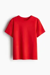 Remera roja de manga corta confeccionada en punto de algodón tupido, con cuello redondo ribeteado y acanalado.